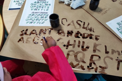 enfant faisant de la calligraphie - Agrandir l'image 2 sur 3, fenêtre modale