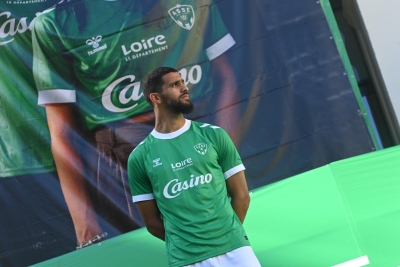 joueur présentant le maillot de l'AS Saint-Étienne - Agrandir l'image 3 sur 7, fenêtre modale