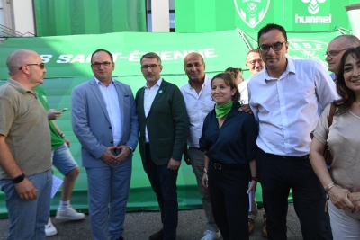 Le maire, son adjoint aux sports, les représentants de Casino et de l'ASSE - Agrandir l'image 4 sur 7, fenêtre modale
