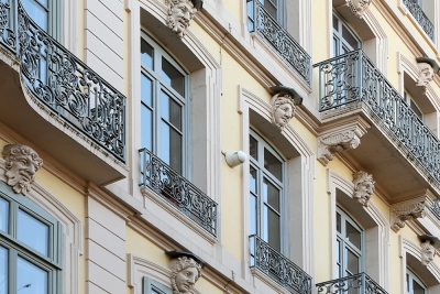 façade d'immeuble avec des têtes scultuées - Agrandir l'image 1 sur 2, fenêtre modale