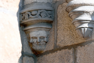 visage à trois têtes sculpté - Agrandir l'image 2 sur 4, fenêtre modale