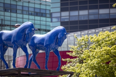 statue de deux chevaux bleus - Agrandir l'image 6 sur 7, fenêtre modale