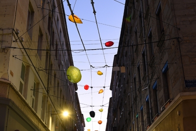 rue avec des lumières suspendus - Agrandir l'image, fenêtre modale