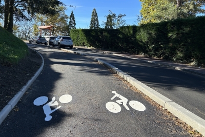 rue avec piste cyclable bidirectionnelle - Agrandir l'image 1 sur 2, fenêtre modale