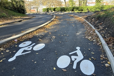 rue avec piste cyclable bidirectionnelle - Agrandir l'image 2 sur 2, fenêtre modale