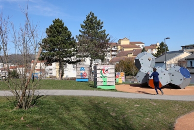 Jeux pour enfants dans le parc Jean-Ferrat rénové - Agrandir l'image 2 sur 3, fenêtre modale