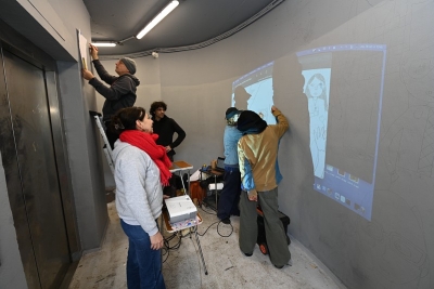 Plusieurs personnes qui dessinent des croquis sur des murs - Agrandir l'image 2 sur 3, fenêtre modale