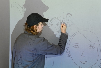 une femme qui dessine un croquis sur un mur - Agrandir l'image 3 sur 3, fenêtre modale