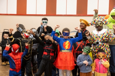 Un groupe de personnes déguisés dont beaucoup d'enfants - Agrandir l'image 3 sur 3, fenêtre modale