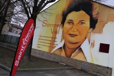 une fresque avec une femme peinte sur un mur et un oriflamme Saint-Étienne - Agrandir l'image 1 sur 3, fenêtre modale