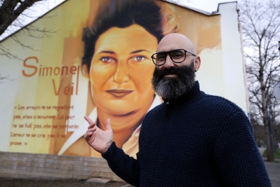 une fresque avec une femme peinte sur un mur et un homme à côté - Agrandir l'image 2 sur 3, fenêtre modale