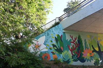 fresque colorée sur un mur - Agrandir l'image 3 sur 3, fenêtre modale