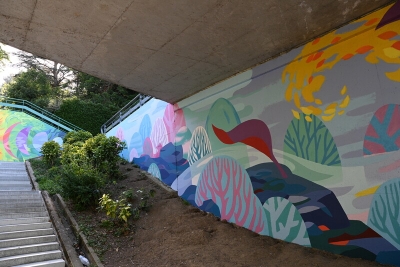 fresque colorée sur un mur à côté d'un escalier - Agrandir l'image 2 sur 3, fenêtre modale