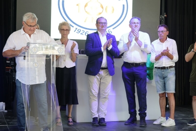 un groupe sur un podium avec un pupitre - Agrandir l'image 3 sur 3, fenêtre modale