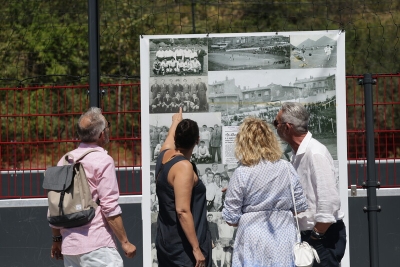 un groupe qui regarde des photos anciens de foot - Agrandir l'image 2 sur 3, fenêtre modale