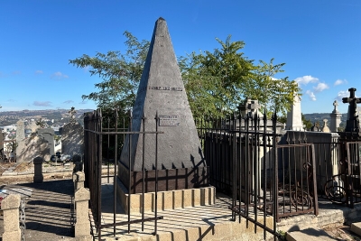 tombe avec une pyramide dessus - Agrandir l'image 1 sur 2, fenêtre modale