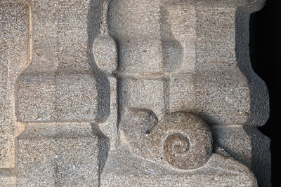 escargot sculpté dans une façade en pierre - Agrandir l'image 7 sur 7, fenêtre modale