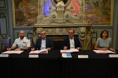 quarte personnes qui signent des documents - Agrandir l'image, fenêtre modale