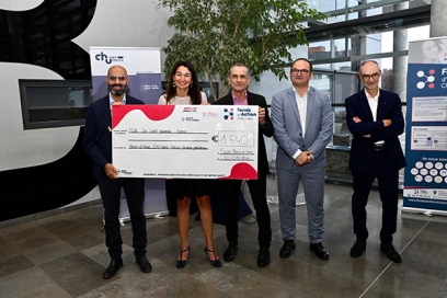 un groupe tenant un grand chèque de 1640€ - Agrandir l'image, fenêtre modale