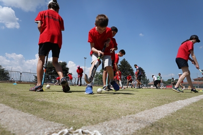 enfants qui jouent au hockey sur gazon - Agrandir l'image, fenêtre modale