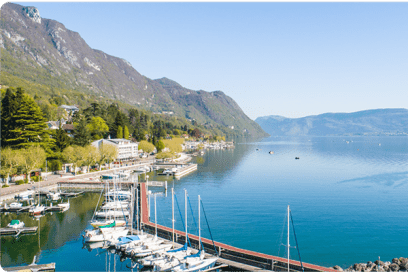 port et lac entouré de montagnes - Agrandir l'image, fenêtre modale