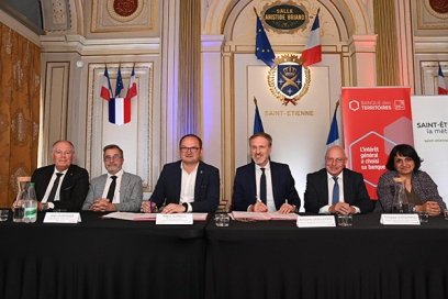 un groupe de personnes assisent qui signet des docuemnts - Agrandir l'image, fenêtre modale