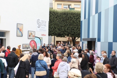 Foule devant le centre social de Solaure rénové - Agrandir l'image, fenêtre modale