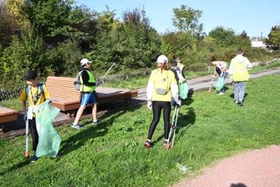 enfants qui ramassent des déchets - Agrandir l'image, fenêtre modale