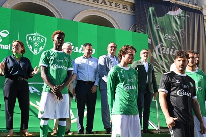 un groupe avec plusieurs en habit de foot et maillot vert - Agrandir l'image, fenêtre modale