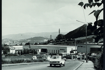 photo d'archives avec une route, une voiture circulant dans une zone industrielle - Agrandir l'image, fenêtre modale