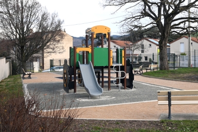 aire de jeux rénovée - Agrandir l'image, fenêtre modale