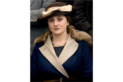 une femme avec un chapeau et un manteau en partie en fourrure - Agrandir l'image, fenêtre modale