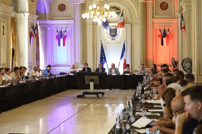 une réunion avec de nombreuses personnes assises à des tables - Agrandir l'image, fenêtre modale