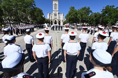 Cérémonie avec des marines de la marine nationale sur une place - Agrandir l'image, fenêtre modale