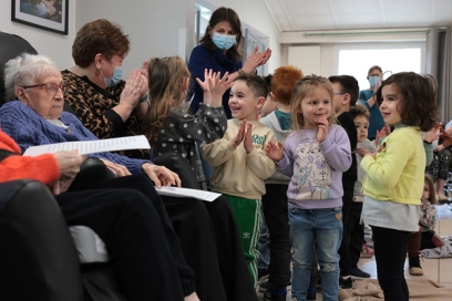 Chants avec les enfants de l'école Sainte-Mathilde et les seniors de la résidence des Cèdres - Agrandir l'image, fenêtre modale