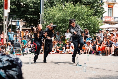 3 personnes qui dansent devant un public - Agrandir l'image, fenêtre modale