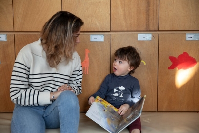 Atelier lecture - crèche Les petits Manuchards - Agrandir l'image, fenêtre modale