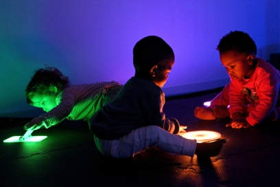 Des bébés qui jouent un tapis avec des lumières - Agrandir l'image, fenêtre modale