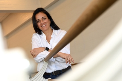 une femme souriante - Agrandir l'image, fenêtre modale