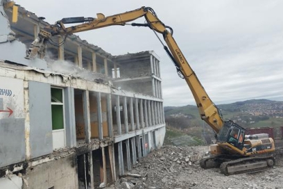 photo de la démolition de l'ancienne école Paganini à Montreynaud - Agrandir l'image, fenêtre modale