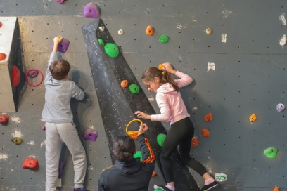 deux enfants qui font de l'escalade - Agrandir l'image, fenêtre modale