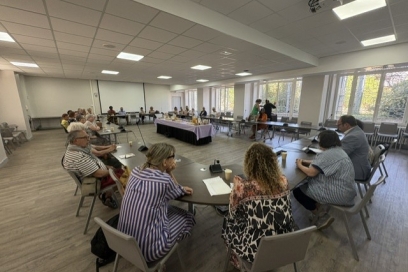 Les bénévoles de l'accueil seniors réunis autour d'une table pour une formation, en presence de Regis Juanico, maire de Saint-Etienne - Agrandir l'image, fenêtre modale