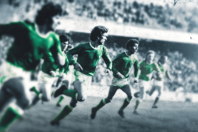 Joueurs de football de l'AS Saint-Étienne dans le stade Geoffroy-Guichard - Agrandir l'image, fenêtre modale