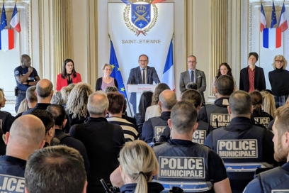 discours devant des agents de police municipale - Agrandir l'image, fenêtre modale
