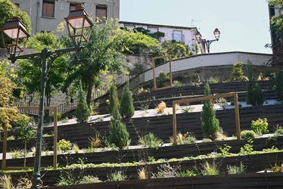 Jardin aménagé dans une pente - Agrandir l'image, fenêtre modale
