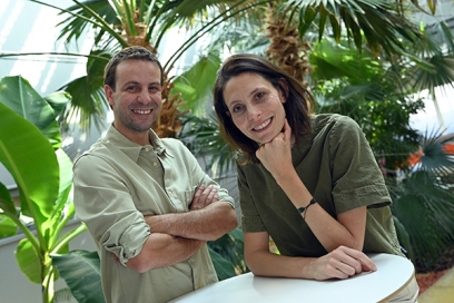 un homme et une femme souriants, entourés de bananiers et palmiers - Agrandir l'image, fenêtre modale