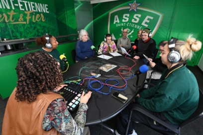 plusieurs personnes assis autour du table avec des micros et des écouteurs - Agrandir l'image, fenêtre modale