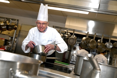 une homme avec une toque qui cuisine - Agrandir l'image, fenêtre modale