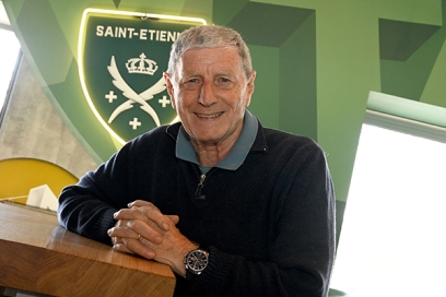 un homme assis devant le blason vert Saint-Étienne - Agrandir l'image, fenêtre modale