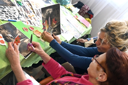 deux femmes qui regardent des images - Agrandir l'image, fenêtre modale